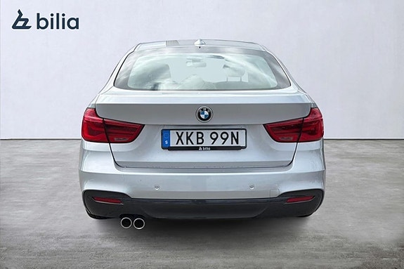 BMW 320i 4 of 5