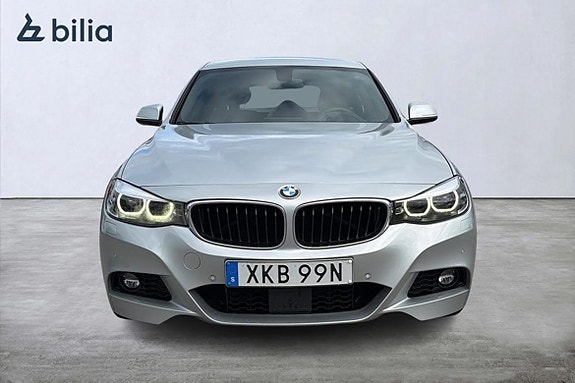 BMW 320i 2 of 5