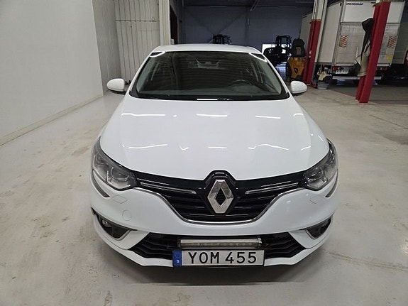Renault Megane IV 2 of 5