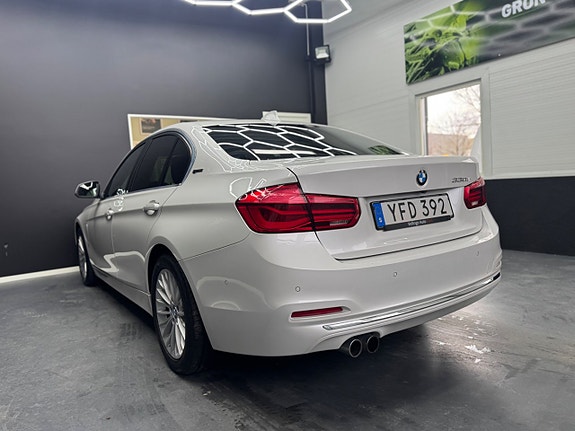 BMW 330e 4 of 5