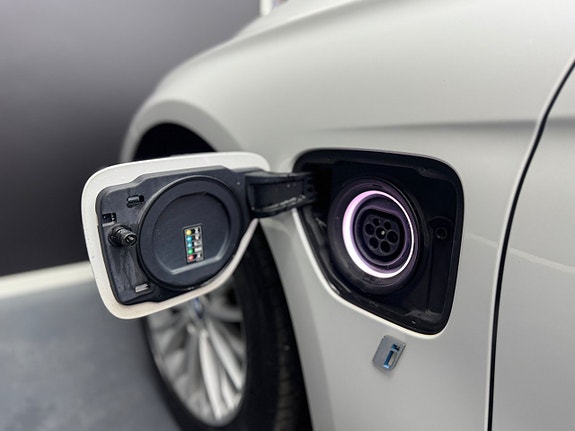 BMW 330e 25 of 30