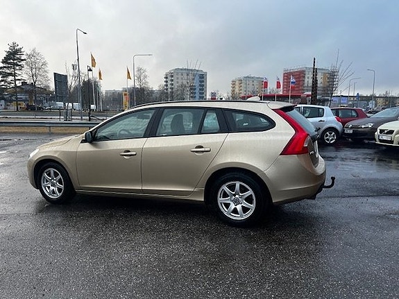 Volvo V60 2 of 5