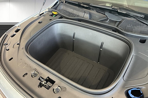 Mercedes-Benz GLB250+ 14 of 16