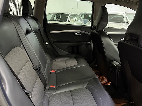 Volvo V70 12 of 16