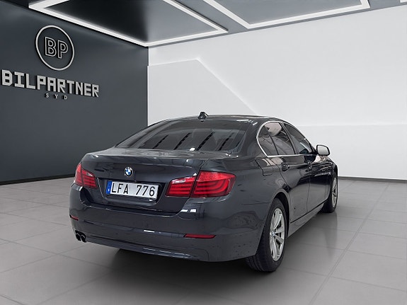 BMW 523i 4 of 5