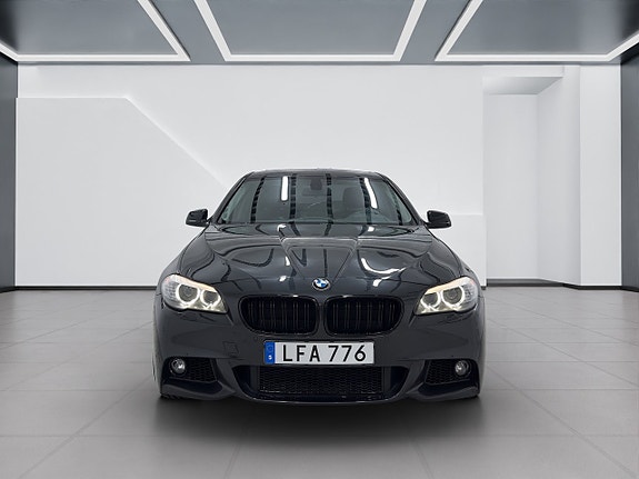 BMW 523i 3 of 5