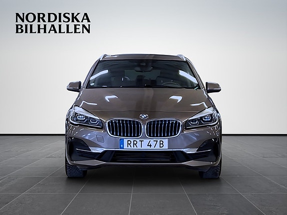 BMW 225xe 2 of 5