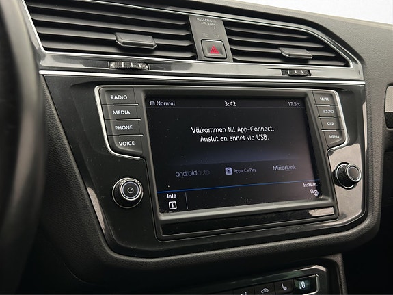 Volkswagen Tiguan 16 of 25