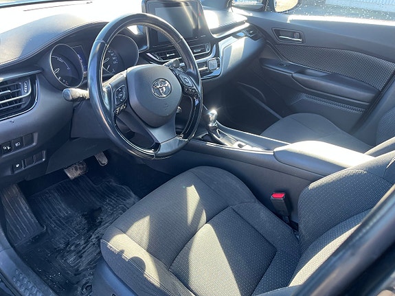 Toyota C-HR 3 of 5