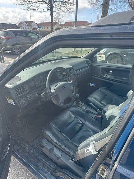 Volvo V70 3 of 4