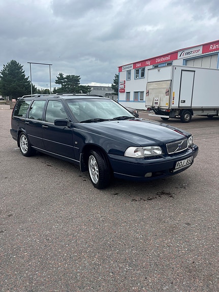 Volvo V70 2 of 4