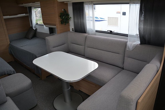 Adria Adora 613 HT Långbädd/Frontkök 7 of 15