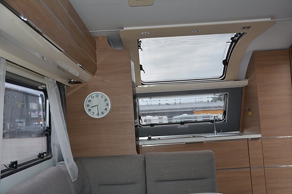 Adria Adora 613 HT Långbädd/Frontkök 8 of 15