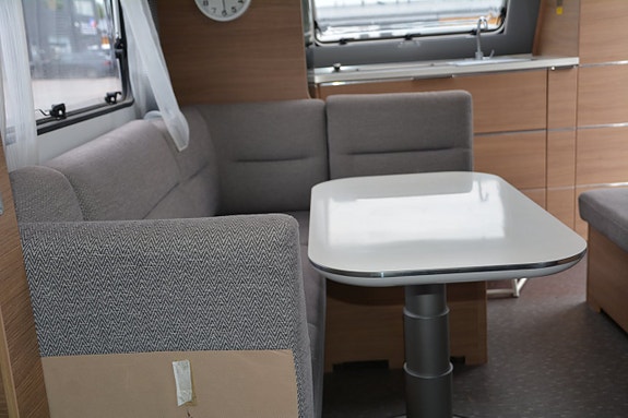Adria Adora 613 HT Långbädd/Frontkök 9 of 15