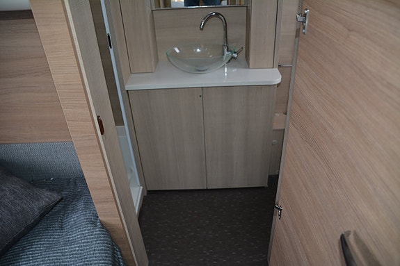 Adria Adora 613 HT Långbädd/Frontkök 11 of 15