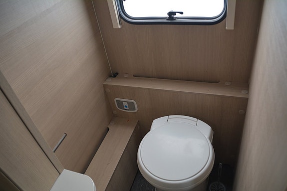 Adria Adora 613 HT Långbädd/Frontkök 12 of 15