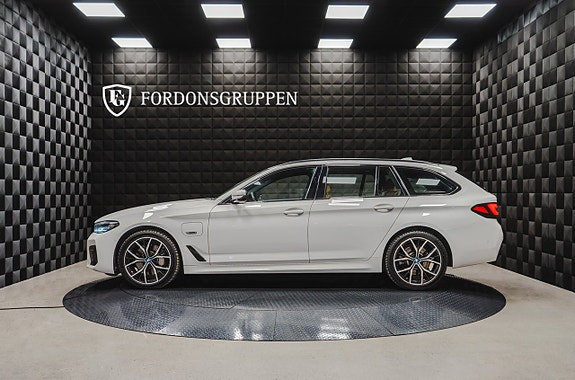 BMW 530e 2 of 5
