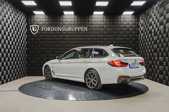 BMW 530e 4 of 5