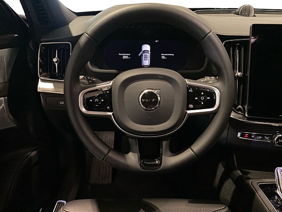 Volvo XC90 10 of 18