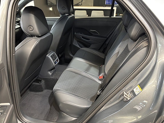Volkswagen T-Roc 11 of 21