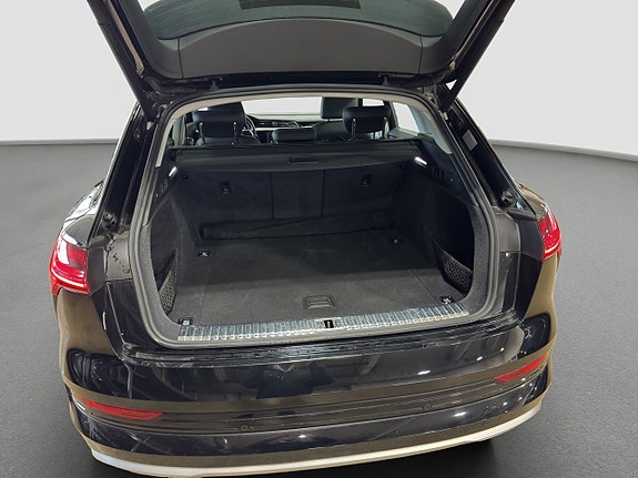 Audi e-tron 16 of 17
