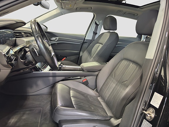Audi e-tron 9 of 17
