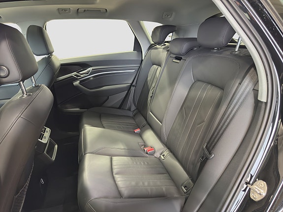 Audi e-tron 11 of 17