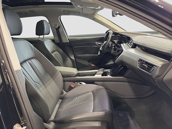 Audi e-tron 14 of 17