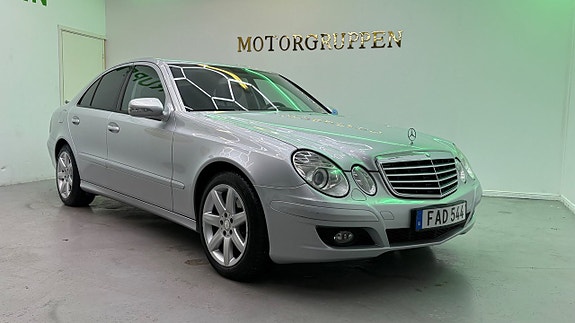 Mercedes-Benz E220 2 of 5