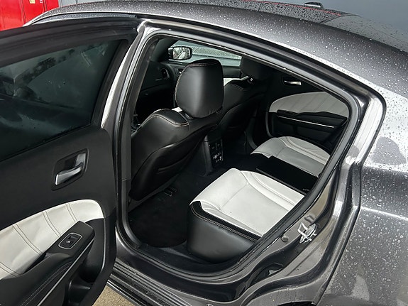 Dodge Charger 10 of 19