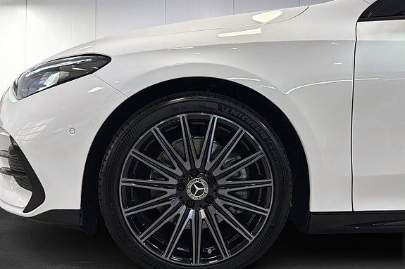 Mercedes-Benz CLA350 7 of 24