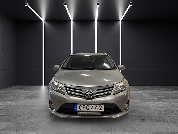 Toyota Avensis 2 of 5