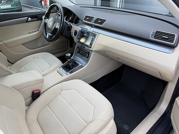 Volkswagen Passat 9 of 15