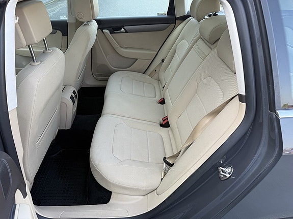 Volkswagen Passat 12 of 15