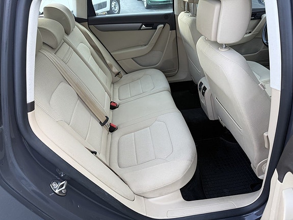 Volkswagen Passat 13 of 15