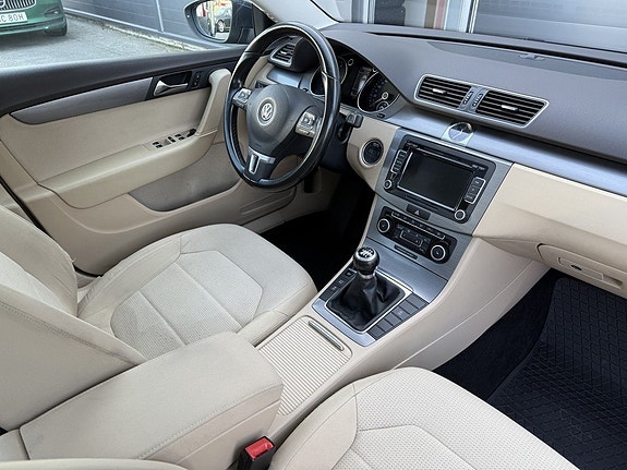Volkswagen Passat 10 of 15