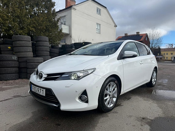 Toyota Auris 2 of 9