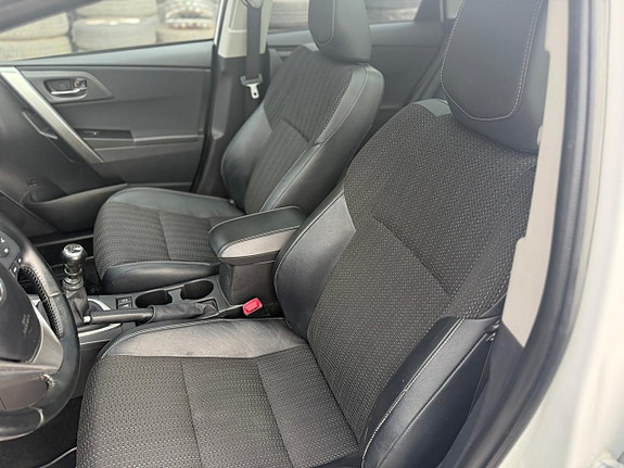 Toyota Auris 8 of 9