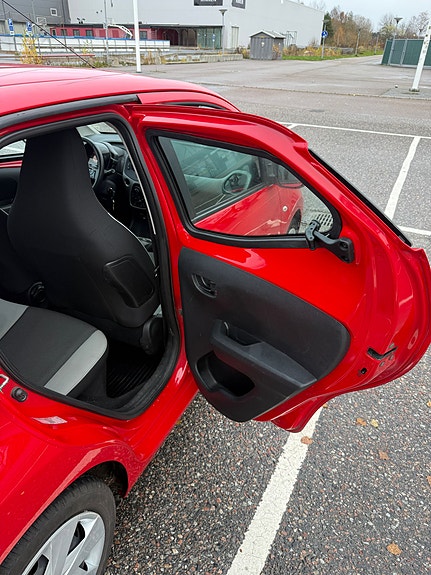 Toyota Aygo 7 of 12