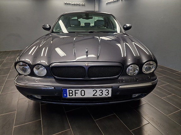 Jaguar XJ 3 of 13