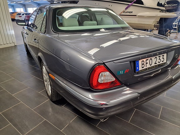 Jaguar XJ 7 of 13