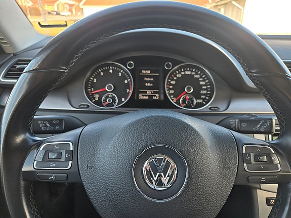 Volkswagen Passat 17 of 19