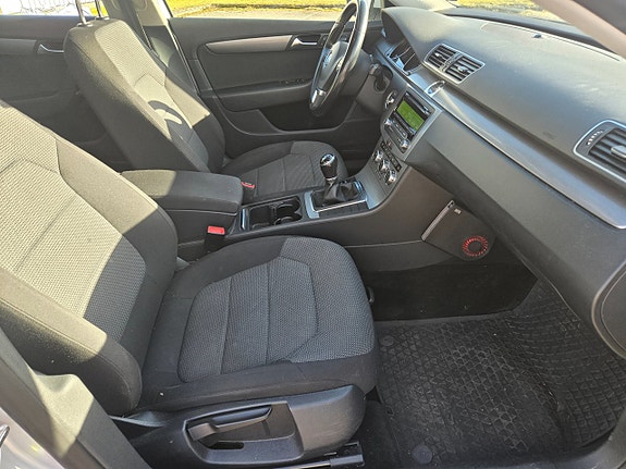 Volkswagen Passat 13 of 19