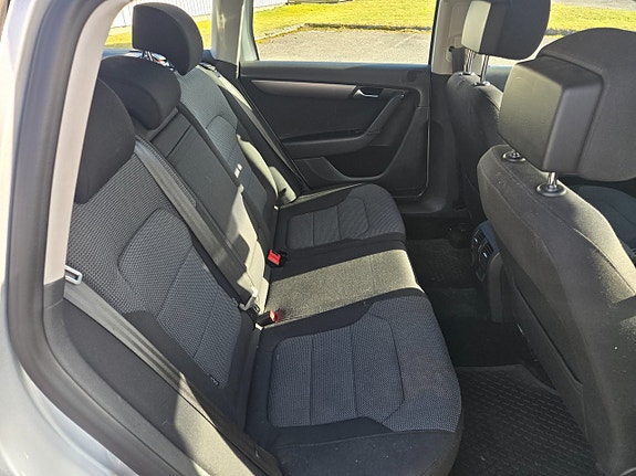 Volkswagen Passat 12 of 19
