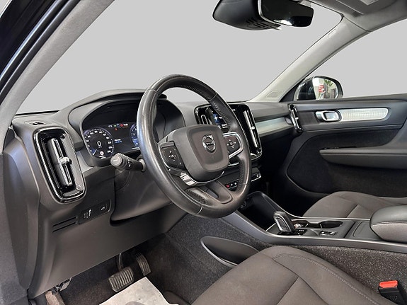Volvo XC40 8 of 27