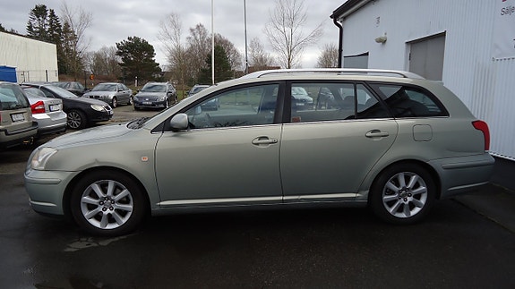 Toyota Avensis 4 of 5