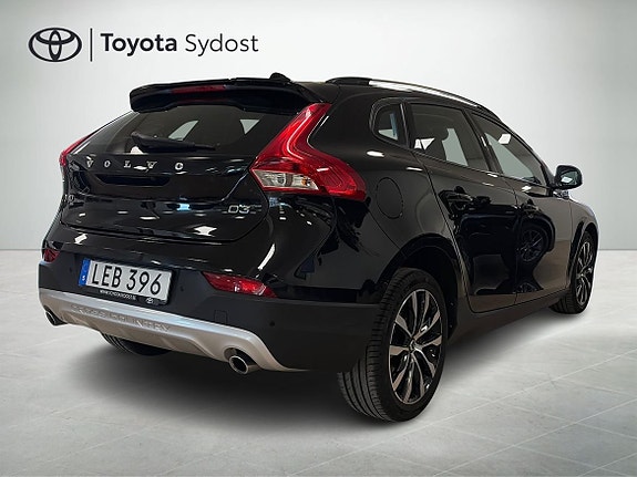 Volvo V40 Cross Country 2 of 12