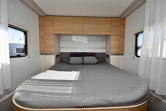 Adria 593 UP Adora, Queenbed 16 of 27