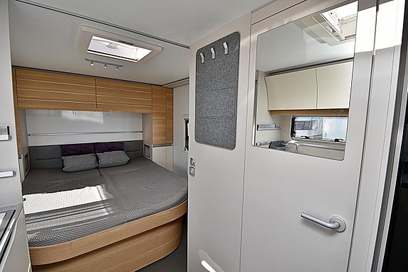 Adria 593 UP Adora, Queenbed 15 of 27