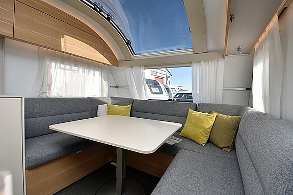 Adria 593 UP Adora, Queenbed 6 of 27